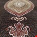اندازه تک 9 متری 40 رج با پشم مرینوس پرویزیان (7لا) طرح گل 50 رج تک گره ترکی (تضمینی) رنگ متن سرمه ای، حاشیه افسری و ترنج پیازی 15 متن رنگی 28 رنگ پشم و 3 رنگ ابریشم جدیدترین نقشه ماهی کمال الملک خوی رنگرزی شده توسط دستگاه اشلاپ فورس با پودر صیبای آلمانی تضمین کیفیت بافت همراه با قید در فاکتور    