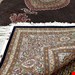 اندازه تک 9 متری 40 رج با پشم مرینوس پرویزیان (7لا) طرح گل 50 رج تک گره ترکی (تضمینی) رنگ متن سرمه ای، حاشیه افسری و ترنج پیازی 15 متن رنگی 28 رنگ پشم و 3 رنگ ابریشم جدیدترین نقشه ماهی کمال الملک خوی رنگرزی شده توسط دستگاه اشلاپ فورس با پودر صیبای آلمانی تضمین کیفیت بافت همراه با قید در فاکتور    