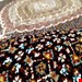 اندازه جفت 6 متری 40 رج با پشم مرینوس پرویزیان (7لا) طرح گل 50 رج تک گره ترکی (تضمینی) رنگ متن  سرمه ای، حاشیه افسری و ترنج پیازی 15 متن رنگی 28 رنگ پشم و 3 رنگ ابریشم جدیدترین نقشه ماهی کمال الملک خوی رنگرزی شده توسط دستگاه اشلاپ فورس با پودر صیبای آلمانی تضمین کیفیت بافت همراه با قید در فاکتور      