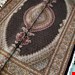 اندازه جفت 6 متری 40 رج با پشم مرینوس پرویزیان (7لا) طرح گل 50 رج تک گره ترکی (تضمینی) رنگ متن  سرمه ای، حاشیه افسری و ترنج پیازی 15 متن رنگی 28 رنگ پشم و 3 رنگ ابریشم جدیدترین نقشه ماهی کمال الملک خوی رنگرزی شده توسط دستگاه اشلاپ فورس با پودر صیبای آلمانی تضمین کیفیت بافت همراه با قید در فاکتور      