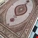 اندازه تک 6 متری 40 رج با پشم مرینوس پرویزیان (7لا) طرح گل 50 رج تک گره ترکی (تضمینی) رنگ متن کرم، حاشیه افسری و ترنج پیازی 13 متن رنگی 28 رنگ پشم و 3 رنگ ابریشم جدیدترین نقشه ماهی کمال الملک خوی رنگرزی شده توسط دستگاه اشلاپ فورس با پودر صیبای آلمانی تضمین کیفیت بافت همراه با قید در فاکتور       
