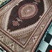 اندازه تک 6 متری 40 رج با پشم مرینوس پرویزیان (7لا) طرح گل 50 رج تک گره ترکی (تضمینی) رنگ متن سرمه ای، حاشیه افسری و ترنج پیازی 13 متن رنگی 28 رنگ پشم و 3 رنگ ابریشم جدیدترین نقشه ماهی کمال الملک خوی رنگرزی شده توسط دستگاه اشلاپ فورس با پودر صیبای آلمانی تضمین کیفیت بافت همراه با قید در فاکتور        