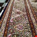  اندازه تک 6 متری 40 رج با پشم مرینوس پرویزیان (7لا) طرح گل 50 رج تک گره ترکی (تضمینی) رنگ متن سرمه ای، حاشیه افسری و ترنج پیازی 13 متن رنگی 28 رنگ پشم و 3 رنگ ابریشم جدیدترین نقشه ماهی کمال الملک خوی رنگرزی شده توسط دستگاه اشلاپ فورس با پودر صیبای آلمانی تضمین کیفیت بافت همراه با قید در فاکتور       