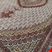 اندازه جفت 6 متری 40 رج با پشم مرینوس پرویزیان (7لا) طرح گل 50 رج تک گره ترکی (تضمینی) رنگ متن کرم، حاشیه افسری و ترنج پیازی 15 متن رنگی 28 رنگ پشم و 3 رنگ ابریشم جدیدترین نقشه ماهی کمال الملک خوی رنگرزی شده توسط دستگاه اشلاپ فورس با پودر صیبای آلمانی تضمین کیفیت بافت همراه با قید در فاکتور    