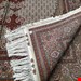 اندازه جفت 6 متری 40 رج با پشم مرینوس پرویزیان (7لا) طرح گل 50 رج تک گره ترکی (تضمینی) رنگ متن کرم، حاشیه افسری و ترنج پیازی 15 متن رنگی 28 رنگ پشم و 3 رنگ ابریشم جدیدترین نقشه ماهی کمال الملک خوی رنگرزی شده توسط دستگاه اشلاپ فورس با پودر صیبای آلمانی تضمین کیفیت بافت همراه با قید در فاکتور   