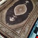  اندازه جفت 6 متری 40 رج با پشم مرینوس پرویزیان (7لا) طرح گل 50 رج تک گره ترکی (تضمینی) رنگ متن  سرمه ای، حاشیه افسری و ترنج کرم 13 متن رنگی 28 رنگ پشم و 3 رنگ ابریشم جدیدترین نقشه ماهی کمال الملک خوی رنگرزی شده توسط دستگاه اشلاپ فورس با پودر صیبای آلمانی تضمین کیفیت بافت همراه با قید در فاکتو           
