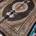 اندازه جفت 6 متری 40 رج با پشم مرینوس پرویزیان (7لا) طرح گل 50 رج تک گره ترکی (تضمینی) رنگ متن  سرمه ای، حاشیه افسری و ترنج کرم 15 متن رنگی 28 رنگ پشم و 3 رنگ ابریشم جدیدترین نقشه ماهی کمال الملک خوی رنگرزی شده توسط دستگاه اشلاپ فورس با پودر صیبای آلمانی تضمین کیفیت بافت همراه با قید در فاکتور        