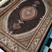  اندازه جفت 6 متری 40 رج با پشم مرینوس پرویزیان (7لا) طرح گل 50 رج تک گره ترکی (تضمینی) رنگ متن  سرمه ای، حاشیه افسری و ترنج پیازی 13 متن رنگی 28 رنگ پشم و 3 رنگ ابریشم جدیدترین نقشه ماهی کمال الملک خوی رنگرزی شده توسط دستگاه اشلاپ فورس با پودر صیبای آلمانی تضمین کیفیت بافت همراه با قید در فاکتو          