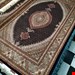  اندازه جفت 6 متری 40 رج با پشم مرینوس پرویزیان (7لا) طرح گل 50 رج تک گره ترکی (تضمینی) رنگ متن  سرمه ای، حاشیه افسری و ترنج پیازی 13 متن رنگی 28 رنگ پشم و 3 رنگ ابریشم جدیدترین نقشه ماهی کمال الملک خوی رنگرزی شده توسط دستگاه اشلاپ فورس با پودر صیبای آلمانی تضمین کیفیت بافت همراه با قید در فاکتو          