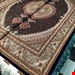 اندازه جفت 6 متری 40 رج با پشم مرینوس پرویزیان (7لا) طرح گل 50 رج تک گره ترکی (تضمینی) رنگ متن  سرمه ای، حاشیه افسری و ترنج پیازی 15 متن رنگی 28 رنگ پشم و 3 رنگ ابریشم جدیدترین نقشه ماهی کمال الملک خوی رنگرزی شده توسط دستگاه اشلاپ فورس با پودر صیبای آلمانی تضمین کیفیت بافت همراه با قید در فاکتور       