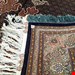 اندازه جفت 6 متری 40 رج با پشم مرینوس پرویزیان (7لا) طرح گل 50 رج تک گره ترکی (تضمینی) رنگ متن  سرمه ای، حاشیه افسری و ترنج پیازی 15 متن رنگی 28 رنگ پشم و 3 رنگ ابریشم جدیدترین نقشه ماهی کمال الملک خوی رنگرزی شده توسط دستگاه اشلاپ فورس با پودر صیبای آلمانی تضمین کیفیت بافت همراه با قید در فاکتور     