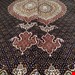  اندازه جفت 6 متری 40 رج با پشم مرینوس پرویزیان (7لا) طرح گل 50 رج تک گره ترکی (تضمینی) رنگ متن  سرمه ای، حاشیه افسری و ترنج پیازی 13 متن رنگی 28 رنگ پشم و 3 رنگ ابریشم جدیدترین نقشه ماهی کمال الملک خوی رنگرزی شده توسط دستگاه اشلاپ فورس با پودر صیبای آلمانی تضمین کیفیت بافت همراه با قید در فاکتور            