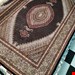  اندازه جفت 6 متری 40 رج با پشم مرینوس پرویزیان (7لا) طرح گل 50 رج تک گره ترکی (تضمینی) رنگ متن  سرمه ای، حاشیه افسری و ترنج پیازی 13 متن رنگی 28 رنگ پشم و 3 رنگ ابریشم جدیدترین نقشه ماهی کمال الملک خوی رنگرزی شده توسط دستگاه اشلاپ فورس با پودر صیبای آلمانی تضمین کیفیت بافت همراه با قید در فاکتو          