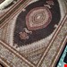  اندازه جفت 6 متری 40 رج با پشم مرینوس پرویزیان (7لا) طرح گل 50 رج تک گره ترکی (تضمینی) رنگ متن  سرمه ای، حاشیه افسری و ترنج پیازی 13 متن رنگی 28 رنگ پشم و 3 رنگ ابریشم جدیدترین نقشه ماهی کمال الملک خوی رنگرزی شده توسط دستگاه اشلاپ فورس با پودر صیبای آلمانی تضمین کیفیت بافت همراه با قید در فاکتو          