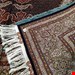 اندازه جفت 6 متری 40 رج با پشم مرینوس پرویزیان (7لا) طرح گل 50 رج تک گره ترکی (تضمینی) رنگ متن  سرمه ای، حاشیه افسری و ترنج پیازی 15 متن رنگی 28 رنگ پشم و 3 رنگ ابریشم جدیدترین نقشه ماهی کمال الملک خوی رنگرزی شده توسط دستگاه اشلاپ فورس با پودر صیبای آلمانی تضمین کیفیت بافت همراه با قید در فاکتور       