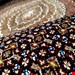 اندازه جفت 6 متری 40 رج با پشم مرینوس پرویزیان (7لا) طرح گل 50 رج تک گره ترکی (تضمینی) رنگ متن  سرمه ای، حاشیه افسری و ترنج پیازی 15 متن رنگی 28 رنگ پشم و 3 رنگ ابریشم جدیدترین نقشه ماهی کمال الملک خوی رنگرزی شده توسط دستگاه اشلاپ فورس با پودر صیبای آلمانی تضمین کیفیت بافت همراه با قید در فاکتور     