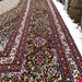  اندازه جفت 6 متری 40 رج با پشم مرینوس پرویزیان (7لا) طرح گل 50 رج تک گره ترکی (تضمینی) رنگ متن کرم، حاشیه افسری و ترنج پیازی 13 متن رنگی 28 رنگ پشم و 3 رنگ ابریشم جدیدترین نقشه ماهی کمال الملک خوی رنگرزی شده توسط دستگاه اشلاپ فورس با پودر صیبای آلمانی تضمین کیفیت بافت همراه با قید در فاکتو        