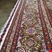 اندازه جفت 6 متری 40 رج با پشم مرینوس پرویزیان (7لا) طرح گل 50 رج تک گره ترکی (تضمینی) رنگ متن کرم، حاشیه افسری و ترنج پیازی 15 متن رنگی 28 رنگ پشم و 3 رنگ ابریشم جدیدترین نقشه ماهی کمال الملک خوی رنگرزی شده توسط دستگاه اشلاپ فورس با پودر صیبای آلمانی تضمین کیفیت بافت همراه با قید در فاکتور    