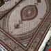  اندازه جفت 6 متری 40 رج با پشم مرینوس پرویزیان (7لا) طرح گل 50 رج تک گره ترکی (تضمینی) رنگ متن کرم، حاشیه افسری و ترنج پیازی 13 متن رنگی 28 رنگ پشم و 3 رنگ ابریشم جدیدترین نقشه ماهی کمال الملک خوی رنگرزی شده توسط دستگاه اشلاپ فورس با پودر صیبای آلمانی تضمین کیفیت بافت همراه با قید در فاکتو        