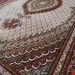 اندازه جفت 6 متری 40 رج با پشم مرینوس پرویزیان (7لا) طرح گل 50 رج تک گره ترکی (تضمینی) رنگ متن کرم، حاشیه افسری و ترنج پیازی 15 متن رنگی 28 رنگ پشم و 3 رنگ ابریشم جدیدترین نقشه ماهی کمال الملک خوی رنگرزی شده توسط دستگاه اشلاپ فورس با پودر صیبای آلمانی تضمین کیفیت بافت همراه با قید در فاکتور              