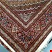  اندازه جفت 6 متری 40 رج با پشم مرینوس پرویزیان (7لا) طرح گل 50 رج تک گره ترکی (تضمینی) رنگ متن کرم، حاشیه افسری و ترنج پیازی 13 متن رنگی 28 رنگ پشم و 3 رنگ ابریشم جدیدترین نقشه ماهی کمال الملک خوی رنگرزی شده توسط دستگاه اشلاپ فورس با پودر صیبای آلمانی تضمین کیفیت بافت همراه با قید در فاکتو          
