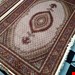  اندازه جفت 6 متری 40 رج با پشم مرینوس پرویزیان (7لا) طرح گل 50 رج تک گره ترکی (تضمینی) رنگ متن کرم، حاشیه افسری و ترنج پیازی 13 متن رنگی 28 رنگ پشم و 3 رنگ ابریشم جدیدترین نقشه ماهی کمال الملک خوی رنگرزی شده توسط دستگاه اشلاپ فورس با پودر صیبای آلمانی تضمین کیفیت بافت همراه با قید در فاکتو          
