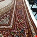  اندازه جفت 6 متری 40 رج با پشم مرینوس پرویزیان (7لا) طرح گل 50 رج تک گره ترکی (تضمینی) رنگ متن کرم، حاشیه افسری و ترنج پیازی 13 متن رنگی 28 رنگ پشم و 3 رنگ ابریشم جدیدترین نقشه ماهی کمال الملک خوی رنگرزی شده توسط دستگاه اشلاپ فورس با پودر صیبای آلمانی تضمین کیفیت بافت همراه با قید در فاکتو          