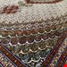   اندازه جفت ۶ متری ۴۰ رج با پشم مرینوس پرویزیان (7لا) طرح گل ۵۰ رج تک گره ترکی (تضمینی) رنگ متن کرم، حاشیه افسری و ترنج پیازی با ۱۳ متن رنگی ۲۸ رنگ پشم و ۳ رنگ ابریشم جدیدترین نقشه ماهی کمال الملک خوی رنگرزی شده توسط دستگاه اشلاپ فورس با پودر صیبای آلمانی تضمین کیفیت بافت همراه با قید در فاکتور     