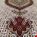   اندازه جفت ۶ متری ۴۰ رج با پشم مرینوس پرویزیان (7لا) طرح گل ۵۰ رج تک گره ترکی (تضمینی) رنگ متن کرم، حاشیه افسری و ترنج پیازی با ۱۳ متن رنگی ۲۸ رنگ پشم و ۳ رنگ ابریشم جدیدترین نقشه ماهی کمال الملک خوی رنگرزی شده توسط دستگاه اشلاپ فورس با پودر صیبای آلمانی تضمین کیفیت بافت همراه با قید در فاکتور     