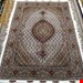 اندازه قالیچه 3 متری 40 رج با پشم مرینوس پرویزیان (7لا) طرح گل 50 رج تک گره ترکی (تضمینی) رنگ متن کرم، حاشیه افسری و ترنج پیازی 11 متن رنگی 28 رنگ پشم و 3 رنگ ابریشم جدیدترین نقشه ماهی کمال الملک خوی رنگرزی شده توسط دستگاه اشلاپ فورس با پودر صیبای آلمانی تضمین کیفیت بافت همراه با قید در فاکتور 