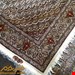 اندازه قالیچه 3 متری 40 رج با پشم مرینوس پرویزیان (7لا) طرح گل 50 رج تک گره ترکی (تضمینی) رنگ متن کرم، حاشیه افسری و ترنج پیازی 11 متن رنگی 28 رنگ پشم و 3 رنگ ابریشم جدیدترین نقشه ماهی کمال الملک خوی رنگرزی شده توسط دستگاه اشلاپ فورس با پودر صیبای آلمانی تضمین کیفیت بافت همراه با قید در فاکتور 