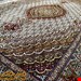 اندازه قالیچه 3 متری 40 رج با پشم مرینوس پرویزیان (7لا) طرح گل 50 رج تک گره ترکی (تضمینی) رنگ متن کرم، حاشیه افسری و ترنج پیازی 11 متن رنگی 28 رنگ پشم و 3 رنگ ابریشم جدیدترین نقشه ماهی کمال الملک خوی رنگرزی شده توسط دستگاه اشلاپ فورس با پودر صیبای آلمانی تضمین کیفیت بافت همراه با قید در فاکتور 
