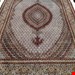 اندازه جفت 9 متری 40 رج با پشم مرینوس پرویزیان (7لا) طرح گل 50 رج تک گره ترکی (تضمینی) رنگ متن کرم، حاشیه افسری و ترنج پیازی 15 متن رنگی 28 رنگ پشم و 3 رنگ ابریشم جدیدترین نقشه ماهی کمال الملک خوی رنگرزی شده توسط دستگاه اشلاپ فورس با پودر صیبای آلمانی تضمین کیفیت بافت همراه با قید در فاکتور 