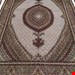  اندازه تک 9 متری 40 رج با پشم مرینوس پرویزیان (7لا) طرح گل 50 رج تک گره ترکی (تضمینی) رنگ متن کرم، حاشیه افسری و ترنج پیازی 15 متن رنگی 28 رنگ پشم و 3 رنگ ابریشم جدیدترین نقشه ماهی کمال الملک خوی رنگرزی شده توسط دستگاه اشلاپ فورس با پودر صیبای آلمانی تضمین کیفیت بافت همراه با قید در فاکتور   