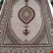 اندازه تک 6 متری 40 رج با پشم مرینوس پرویزیان (7لا) طرح گل 50 رج تک گره ترکی (تضمینی) رنگ متن کرم، حاشیه افسری و ترنج پیازی 13 متن رنگی 28 رنگ پشم و 3 رنگ ابریشم جدیدترین نقشه ماهی کمال الملک خوی رنگرزی شده توسط دستگاه اشلاپ فورس با پودر صیبای آلمانی تضمین کیفیت بافت همراه با قید در فاکتور    