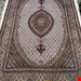 اندازه تک 6 متری 40 رج با پشم مرینوس پرویزیان (7لا) طرح گل 50 رج تک گره ترکی (تضمینی) رنگ متن کرم، حاشیه افسری و ترنج پیازی 13 متن رنگی 28 رنگ پشم و 3 رنگ ابریشم جدیدترین نقشه ماهی کمال الملک خوی رنگرزی شده توسط دستگاه اشلاپ فورس با پودر صیبای آلمانی تضمین کیفیت بافت همراه با قید در فاکتور     