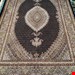  اندازه تک 6 متری 40 رج با پشم مرینوس پرویزیان (7لا) طرح گل 50 رج تک گره ترکی (تضمینی) رنگ متن سرمه ای، حاشیه افسری و ترنج پیازی 13 متن رنگی 28 رنگ پشم و 3 رنگ ابریشم جدیدترین نقشه ماهی کمال الملک خوی رنگرزی شده توسط دستگاه اشلاپ فورس با پودر صیبای آلمانی تضمین کیفیت بافت همراه با قید در فاکتور    