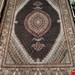 اندازه تک 6 متری 40 رج با پشم مرینوس پرویزیان (7لا) طرح گل 50 رج تک گره ترکی (تضمینی) رنگ متن سرمه ای، حاشیه افسری و ترنج پیازی 13 متن رنگی 28 رنگ پشم و 3 رنگ ابریشم جدیدترین نقشه ماهی کمال الملک خوی رنگرزی شده توسط دستگاه اشلاپ فورس با پودر صیبای آلمانی تضمین کیفیت بافت همراه با قید در فاکتور       