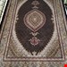 اندازه تک 6 متری 40 رج با پشم مرینوس پرویزیان (7لا) طرح گل 50 رج تک گره ترکی (تضمینی) رنگ متن سرمه ای، حاشیه افسری و ترنج پیازی 13 متن رنگی 28 رنگ پشم و 3 رنگ ابریشم جدیدترین نقشه ماهی کمال الملک خوی رنگرزی شده توسط دستگاه اشلاپ فورس با پودر صیبای آلمانی تضمین کیفیت بافت همراه با قید در فاکتور        