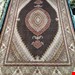 اندازه تک 6 متری 40 رج با پشم مرینوس پرویزیان (7لا) طرح گل 50 رج تک گره ترکی (تضمینی) رنگ متن سرمه ای، حاشیه افسری و ترنج پیازی 13 متن رنگی 28 رنگ پشم و 3 رنگ ابریشم جدیدترین نقشه ماهی کمال الملک خوی رنگرزی شده توسط دستگاه اشلاپ فورس با پودر صیبای آلمانی تضمین کیفیت بافت همراه با قید در فاکتور          