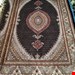  اندازه جفت 6 متری 40 رج با پشم مرینوس پرویزیان (7لا) طرح گل 50 رج تک گره ترکی (تضمینی) رنگ متن  سرمه ای، حاشیه افسری و ترنج پیازی 13 متن رنگی 28 رنگ پشم و 3 رنگ ابریشم جدیدترین نقشه ماهی کمال الملک خوی رنگرزی شده توسط دستگاه اشلاپ فورس با پودر صیبای آلمانی تضمین کیفیت بافت همراه با قید در فاکتور            