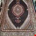  اندازه جفت 6 متری 40 رج با پشم مرینوس پرویزیان (7لا) طرح گل 50 رج تک گره ترکی (تضمینی) رنگ متن  سرمه ای، حاشیه افسری و ترنج پیازی 13 متن رنگی 28 رنگ پشم و 3 رنگ ابریشم جدیدترین نقشه ماهی کمال الملک خوی رنگرزی شده توسط دستگاه اشلاپ فورس با پودر صیبای آلمانی تضمین کیفیت بافت همراه با قید در فاکتو          