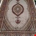 اندازه جفت 6 متری 40 رج با پشم مرینوس پرویزیان (7لا) طرح گل 50 رج تک گره ترکی (تضمینی) رنگ متن کرم، حاشیه افسری و ترنج پیازی 15 متن رنگی 28 رنگ پشم و 3 رنگ ابریشم جدیدترین نقشه ماهی کمال الملک خوی رنگرزی شده توسط دستگاه اشلاپ فورس با پودر صیبای آلمانی تضمین کیفیت بافت همراه با قید در فاکتور             