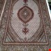  اندازه جفت 6 متری 40 رج با پشم مرینوس پرویزیان (7لا) طرح گل 50 رج تک گره ترکی (تضمینی) رنگ متن کرم، حاشیه افسری و ترنج پیازی 13 متن رنگی 28 رنگ پشم و 3 رنگ ابریشم جدیدترین نقشه ماهی کمال الملک خوی رنگرزی شده توسط دستگاه اشلاپ فورس با پودر صیبای آلمانی تضمین کیفیت بافت همراه با قید در فاکتو           