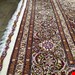  اندازه جفت 6 متری 40 رج با پشم مرینوس پرویزیان (7لا) طرح گل 50 رج تک گره ترکی (تضمینی) رنگ متن کرم، حاشیه افسری و ترنج پیازی 13 متن رنگی 28 رنگ پشم و 3 رنگ ابریشم جدیدترین نقشه ماهی کمال الملک خوی رنگرزی شده توسط دستگاه اشلاپ فورس با پودر صیبای آلمانی تضمین کیفیت بافت همراه با قید در فاکتور