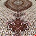  اندازه جفت 6 متری 40 رج با پشم مرینوس پرویزیان (7لا) طرح گل 50 رج تک گره ترکی (تضمینی) رنگ متن کرم، حاشیه افسری و ترنج پیازی 13 متن رنگی 28 رنگ پشم و 3 رنگ ابریشم جدیدترین نقشه ماهی کمال الملک خوی رنگرزی شده توسط دستگاه اشلاپ فورس با پودر صیبای آلمانی تضمین کیفیت بافت همراه با قید در فاکتور
