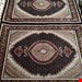 اندازه قالیچه 3 متری 40 رج با پشم مرینوس پرویزیان (7لا) طرح گل 50 رج تک گره ترکی (تضمینی) رنگ متن سرمه ای، حاشیه سرمه ای و ترنج شرابی11 متن رنگی 28 رنگ پشم و 3 رنگ ابریشم جدیدترین نقشه ماهی کمال الملک خوی رنگرزی شده توسط دستگاه اشلاپ فورس با پودر صیبای آلمانی تضمین کیفیت بافت همراه با قید در فاکتور    