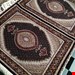 اندازه قالیچه 3 متری 40 رج با پشم مرینوس پرویزیان (7لا) طرح گل 50 رج تک گره ترکی (تضمینی) رنگ متن سرمه ای، حاشیه سرمه ای و ترنج شرابی11 متن رنگی 28 رنگ پشم و 3 رنگ ابریشم جدیدترین نقشه ماهی کمال الملک خوی رنگرزی شده توسط دستگاه اشلاپ فورس با پودر صیبای آلمانی تضمین کیفیت بافت همراه با قید در فاکتور     