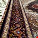 اندازه قالیچه 3 متری 40 رج با پشم مرینوس پرویزیان (7لا) طرح گل 50 رج تک گره ترکی (تضمینی) رنگ متن سرمه ای، حاشیه سرمه ای و ترنج شرابی11 متن رنگی 28 رنگ پشم و 3 رنگ ابریشم جدیدترین نقشه ماهی کمال الملک خوی رنگرزی شده توسط دستگاه اشلاپ فورس با پودر صیبای آلمانی تضمین کیفیت بافت همراه با قید در فاکتور   