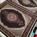 اندازه قالیچه 3 متری 40 رج با پشم مرینوس پرویزیان (7لا) طرح گل 50 رج تک گره ترکی (تضمینی) رنگ متن سرمه ای، حاشیه سرمه ای و ترنج شرابی11 متن رنگی 28 رنگ پشم و 3 رنگ ابریشم جدیدترین نقشه ماهی کمال الملک خوی رنگرزی شده توسط دستگاه اشلاپ فورس با پودر صیبای آلمانی تضمین کیفیت بافت همراه با قید در فاکتور   